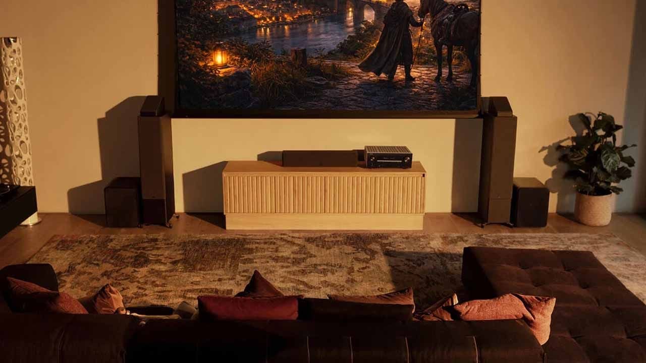 Neun verstärkte Kanäle sorgen beim Denon AV-Receiver für flexiblen Surround-Sound im Wohnzimmer.