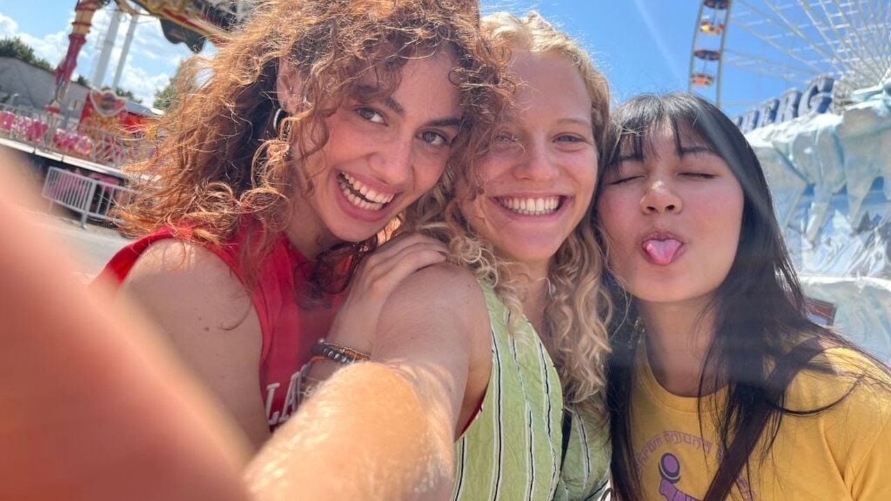 Kya-Celina Barucki, Julia Novohradsky und Nhung Hong bringen eine unglaubliche Energie in „Mädchen Mädchen“.