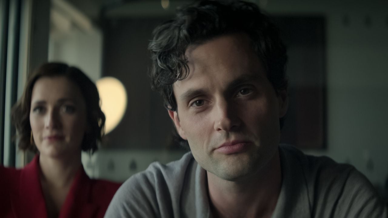 Noch hat er gut lachen: Joe (Penn Badgley) und seine Ehefrau Kate (Charlotte Ritchie )