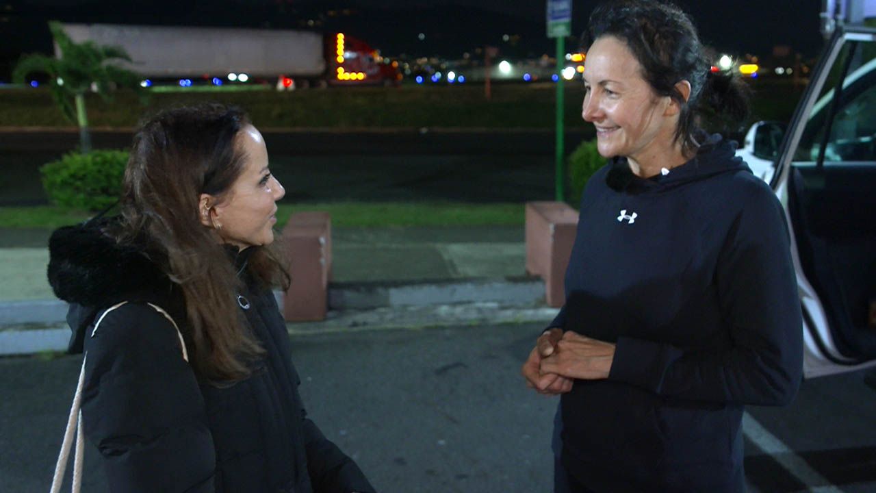 Belina und Miriam lernen sich am Flughafen kennen