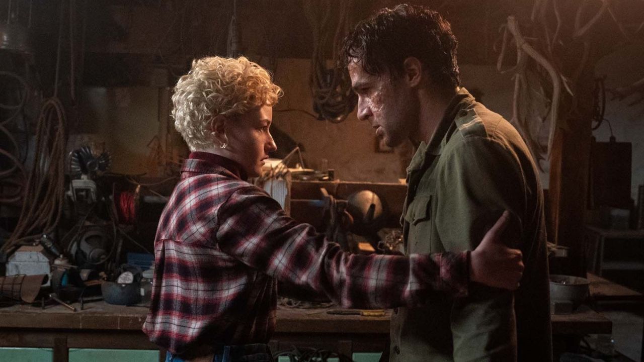 Charlotte (Julia Garner) kämpft für ihren Mann, selbst wenn Blake (Christopher Abbot) längst nicht mehr so attraktiv aussieht wie vor seiner Begegnung mit einer wolfsartigen Kreatur.