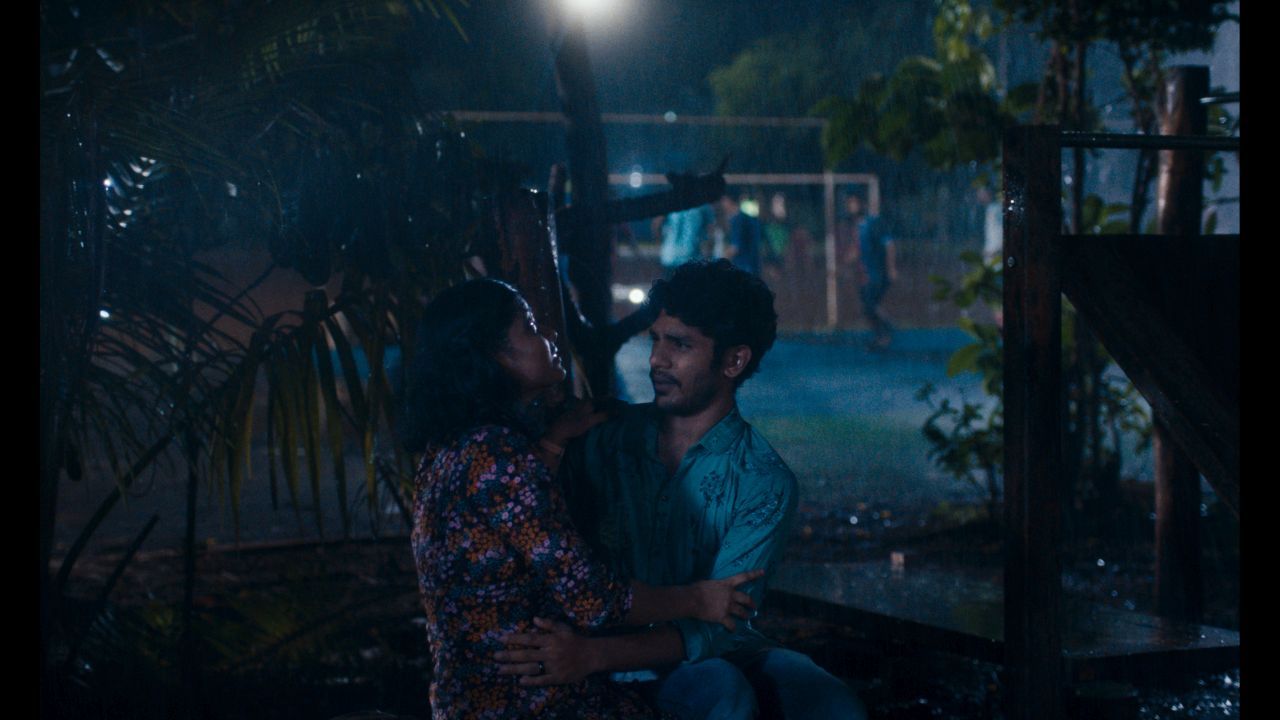 Weil ihre Hindu-Eltern keinen Muslim akzeptieren würden, muss Prabha (Kani Kusruti) eben schauen, wo sie mal ein ruhiges, ungestörtes Plätzchen mit ihm finden kann.