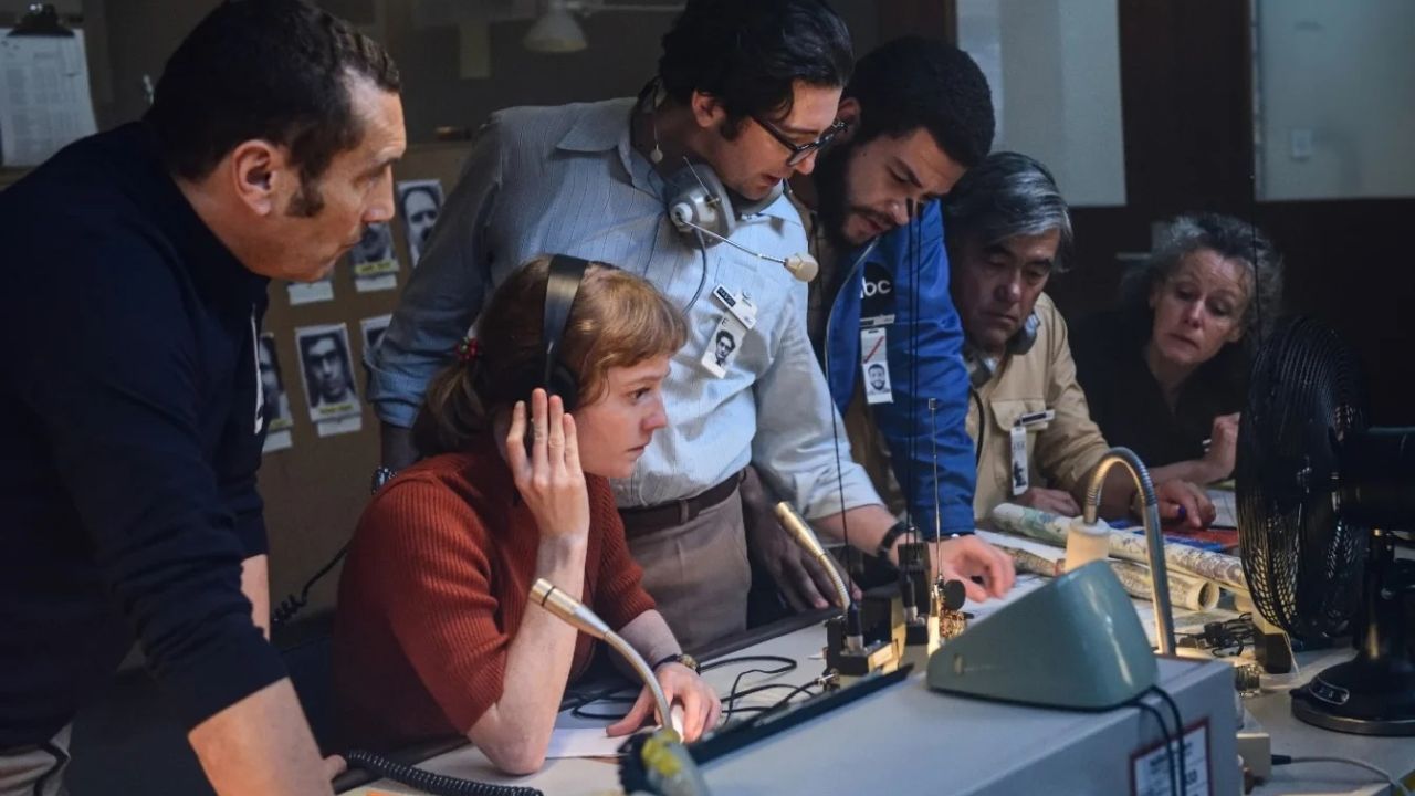 Die Übersetzerin Marianne (Leonie Benesch) erweist sich für die ABC-Journalist*innen immer wieder von unschätzbarem Wert.