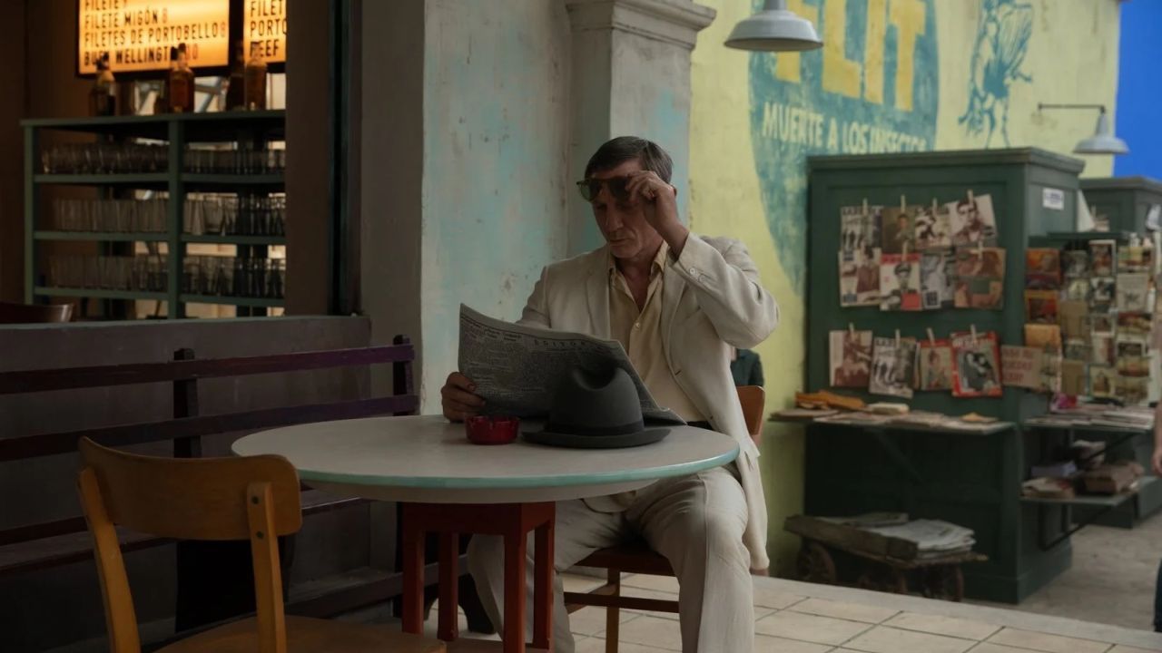 Bis er auf Allerton trifft, lebt Lee (Daniel Craig) in Mexiko Stadt vor sich hin – immer ein Glas Rum griffbereit, ständig auf der Suche nach dem nächsten Bettgefährten.  