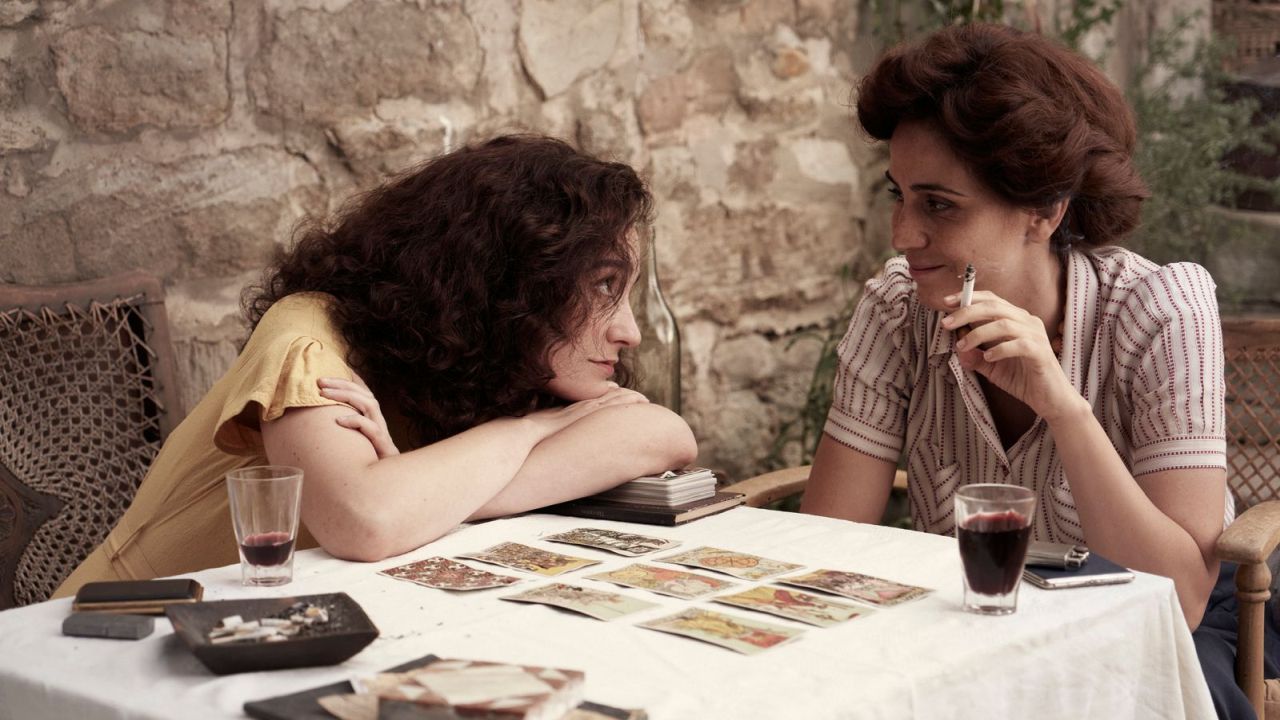 Die Beziehung von Leonora zu ihren sonstigen Wegbegleiter*innen bleibt im Film leider etwas unterentwickelt. 