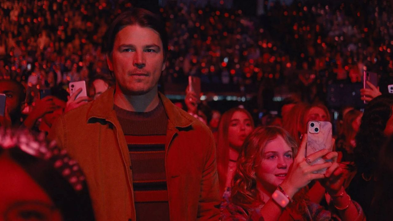 Lady Raven (Saleka Shyamalan) zieht alle in ihren Bann - nur Cooper hat gerade ganz andere Probleme.