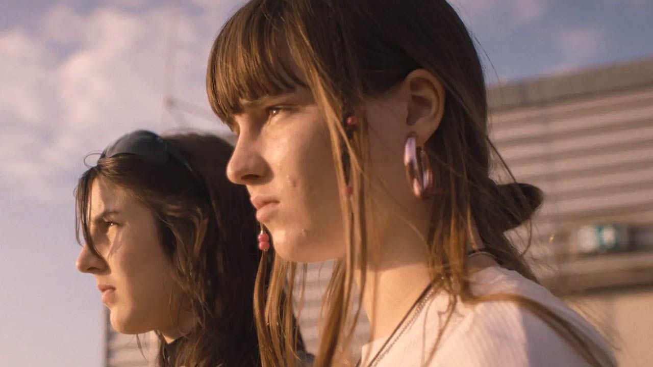 Ramona (Bella Lochmann) und Nico (Pola Geiger) driften gemeinsam durch den brütend heißen Berliner Sommer – auf der Suche nach einem entflogenen Vogel und sich selbst.