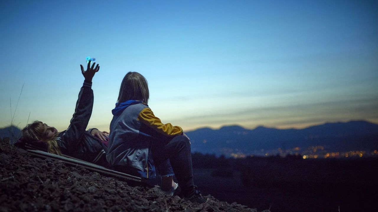 Sprechen da wirklich Aliens mit ihr? Oder leidet Elsa womöglich doch nur unter einer Psychose?