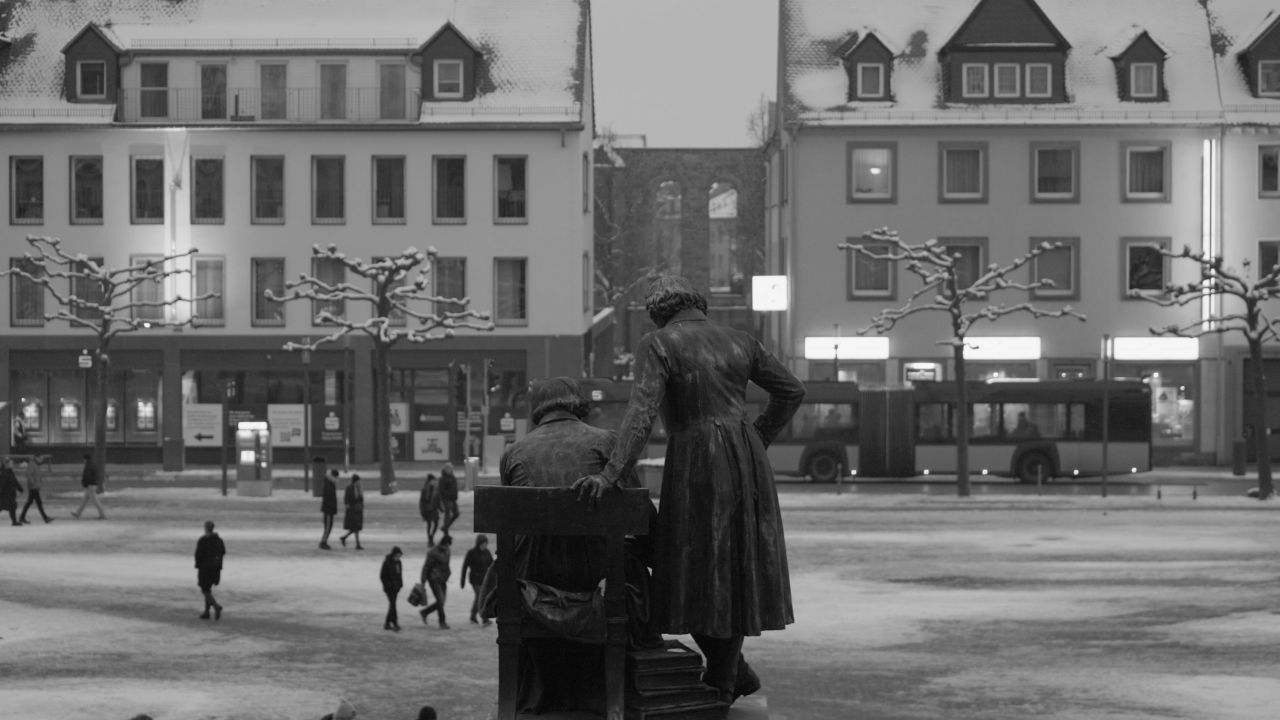 „Das deutsche Volk“ füllt in einem monolithischen Digitalschwarzweiß die Kinoleinwand. 