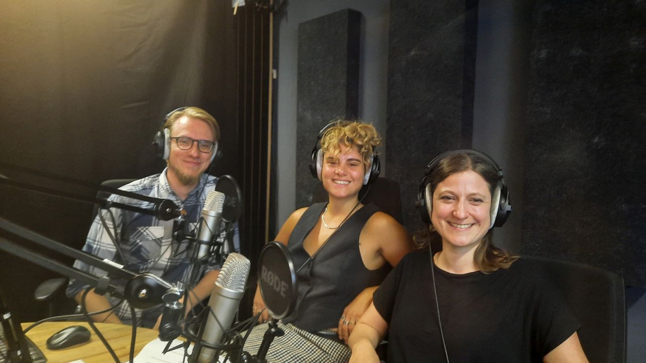 Christina Tournatzés (Mitte) mit Markus Trutt und Susanne Gietl im FILMSTARTS-Studio in Berlin