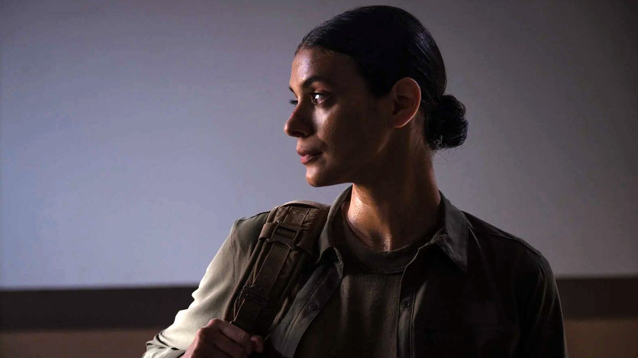 Cruz (Laysla De Oliveira) wird für das Lioness-Programm rekrutiert.