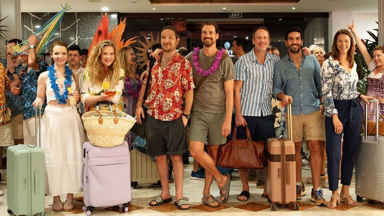 Nach der spektakulären Finca-Explosion müssen die perfekten Urlauber*innen ungeplant ins All-Inclusive-Clubhotel umsiedeln. 