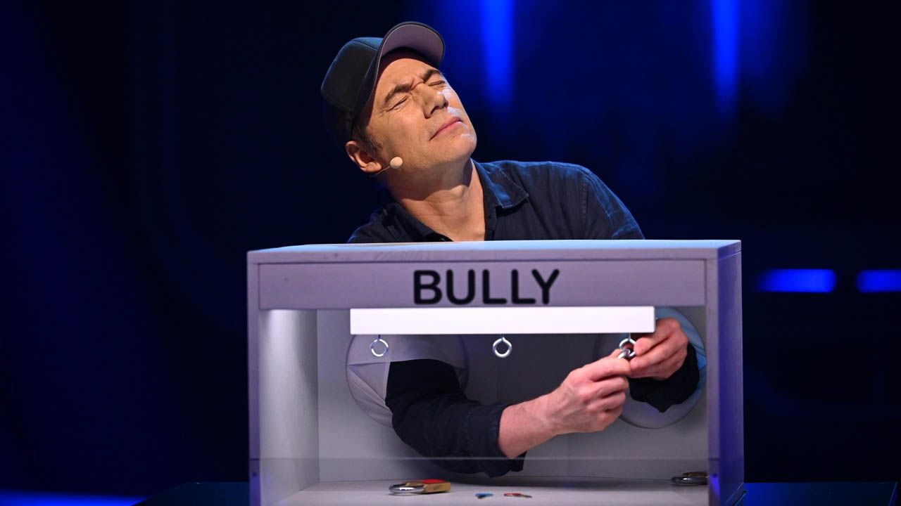 Bully versucht, die Schlösser richtig zu platzieren