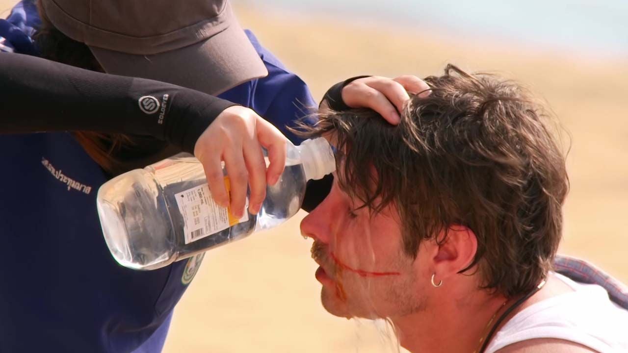 Die Sanitäter helfen Gino nach dem Spiel