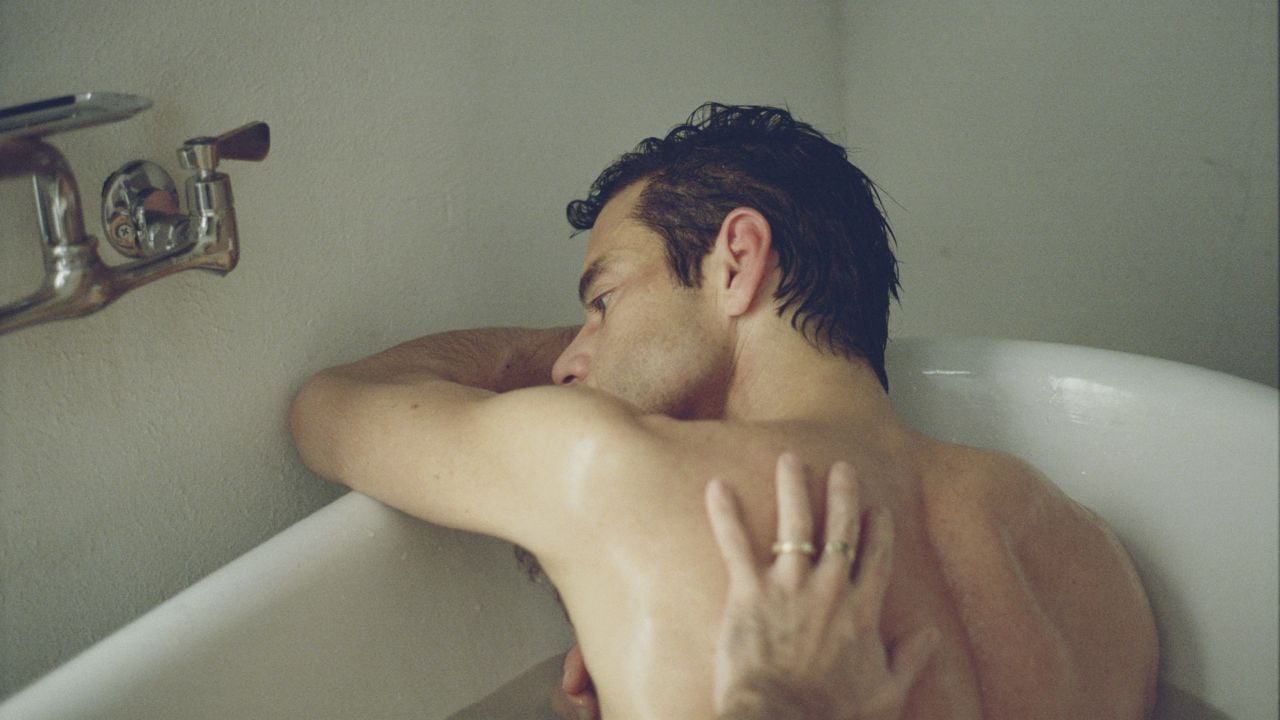Schauspieler Jimmy (Rami Malek) wird geliebt – oft zärtlich, wie hier.