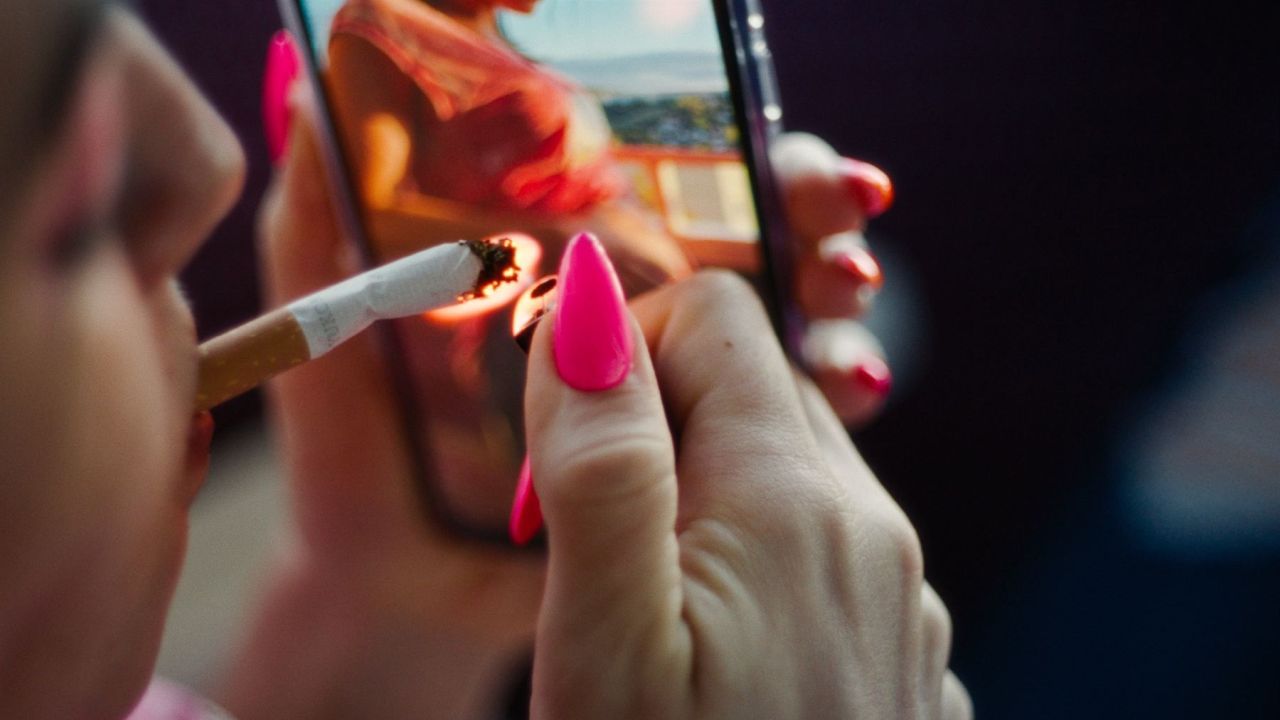 Jennys perfekt gestylten Fingernägel sind auch ein Versuch, sich an ein letztes Stück heile Welt zu klammern.