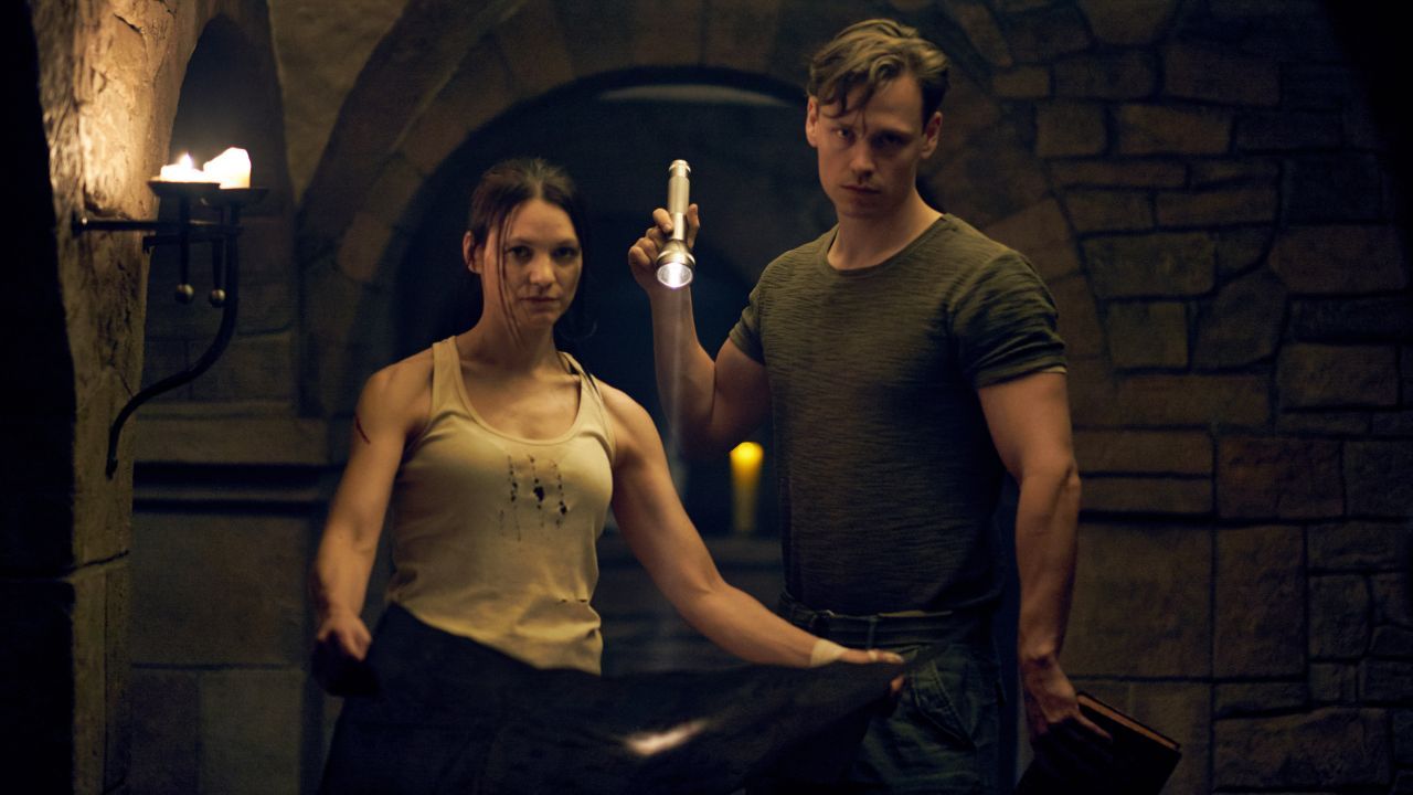 Sportlerin Marcia (Julia Dordel) und Fischer Josh (Nicolo Pasetti) erkunden das mysteriöse Anwesen der Gräfin. 