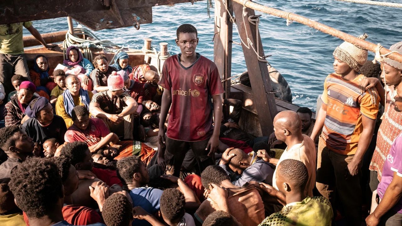 Von den Schleusern zum „Kapitän“ ernannt, ist Seydou plötzlich für Dutzende Menschenleben verantwortlich – und das ohne jede Erfahrung!