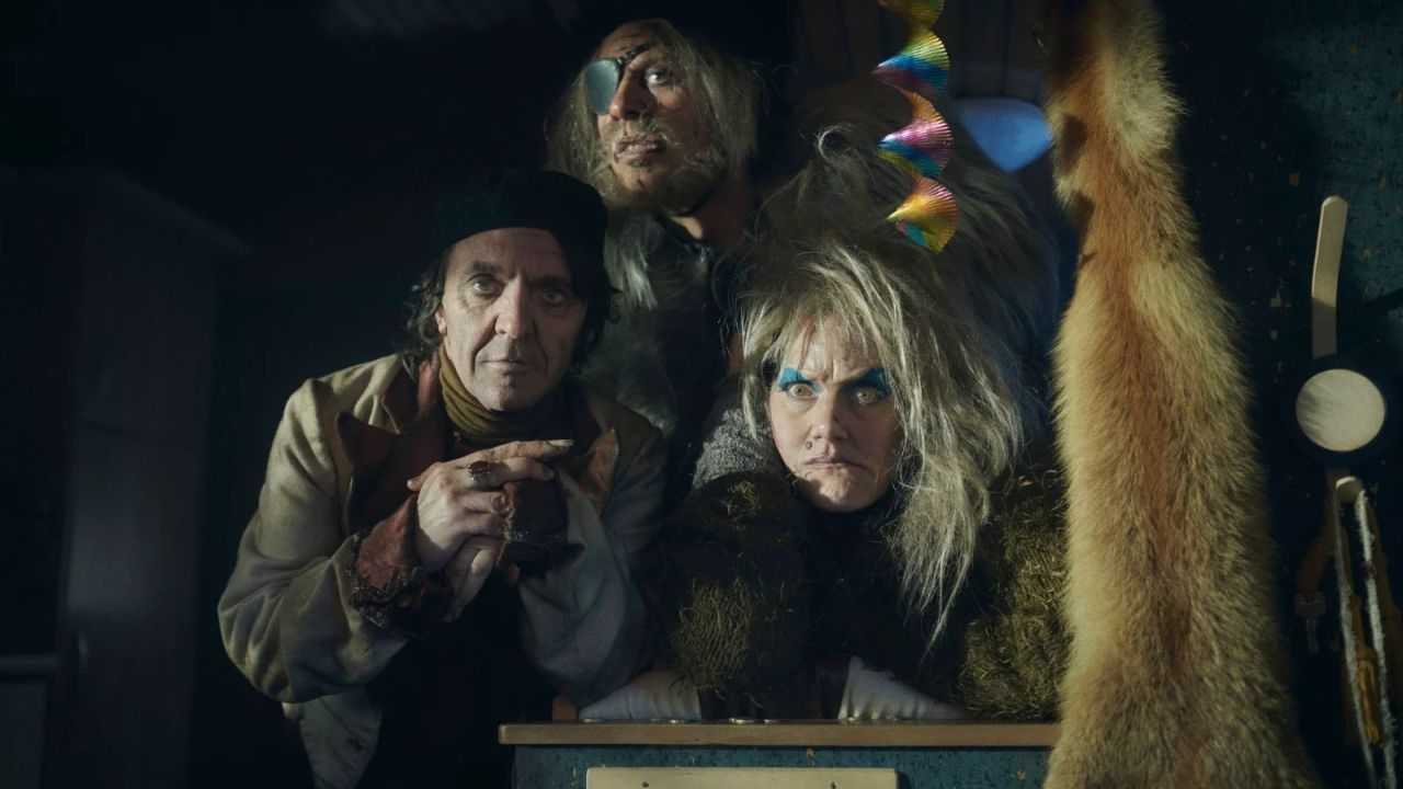 Plötzlich lebendig: Gemeinsam sorgen der Riese (Moritz Führmann), die Hexe (Anna Schudt) und das Rumpelstilzchen (David Bennent) für jede Menge Chaos.