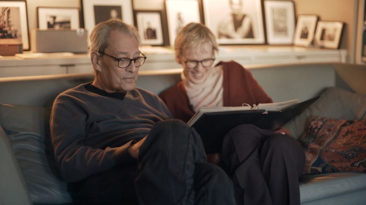 Paul Auster ist zu Beginn noch im Film zu sehen, bevor er im weiteren Verlauf schließlich seiner Krebserkrankung erliegt. 