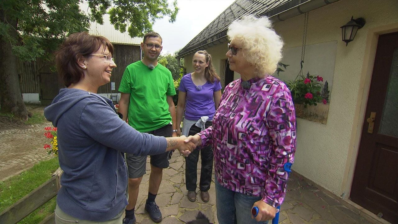 Kandidatin Sandra begrüßt Mama Beate. Thomas (Mitte links) und Michaela (Mitte rechts) stehen daneben
