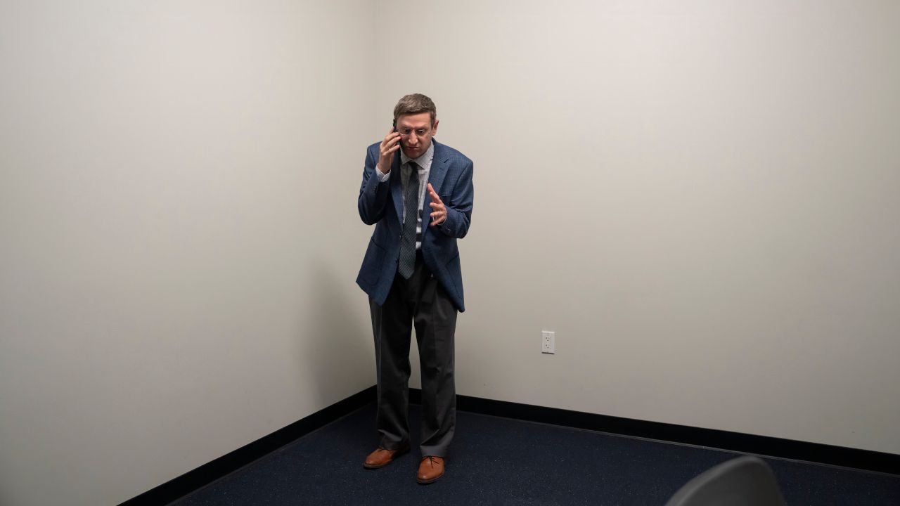 Ron (Tim Robinson) auf verzweifelter Suche nach Antworten