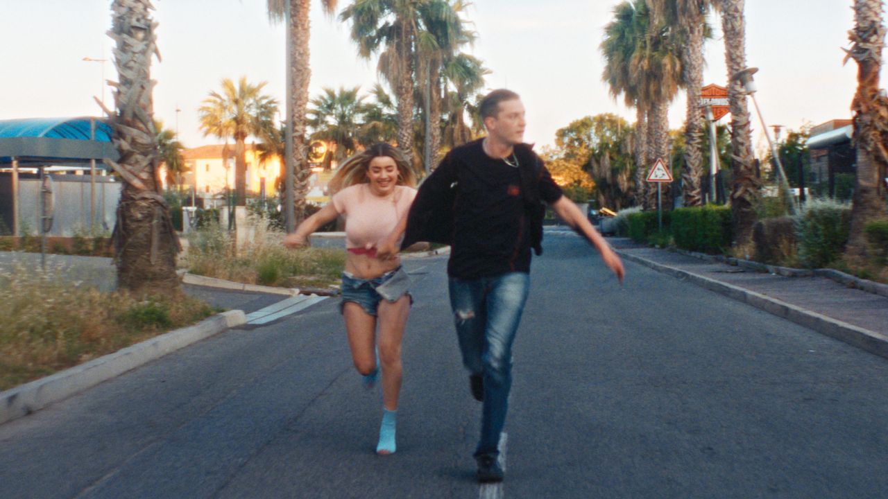 Eigentlich findet Liane Nathan (Alexis Manenti) ja richtig gut. Aber als sie sieht, wie er von seinem Chef herumgescheucht wird, verliert sie das Interesse – sie will unbedingte Freiheit um jeden Preis.