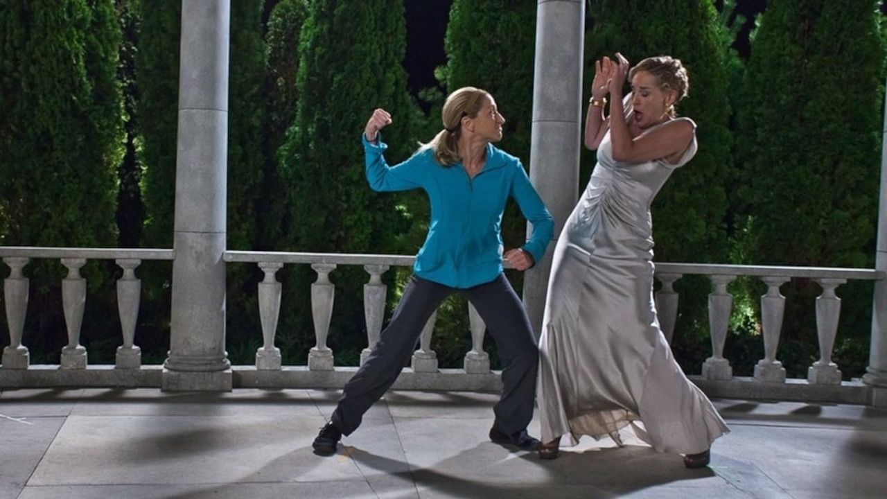 Artemis (Edie Falco) geht auf Aphrodite (Sharon Stone) los