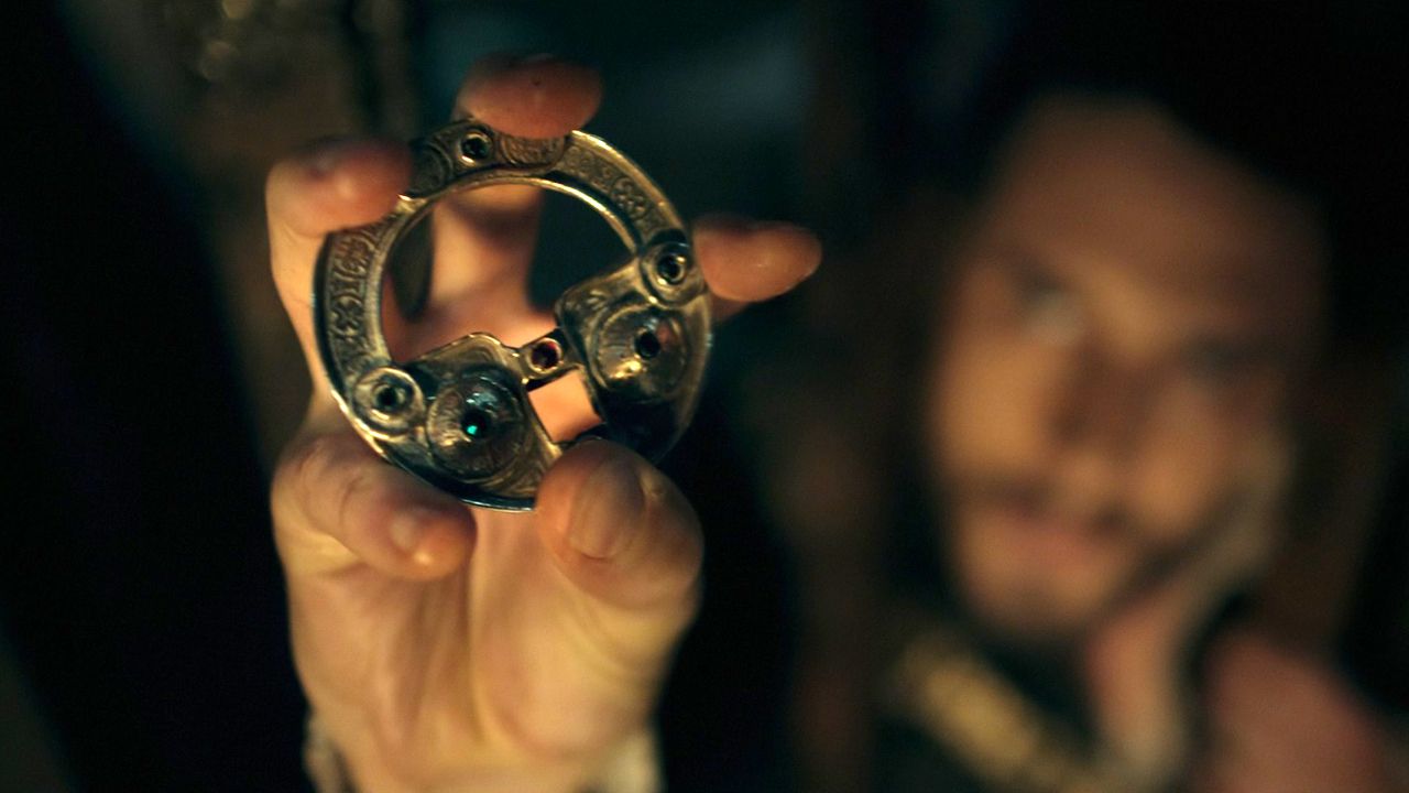 Emhyr (Bart Edwards) mit der Brosche von Renfri in 