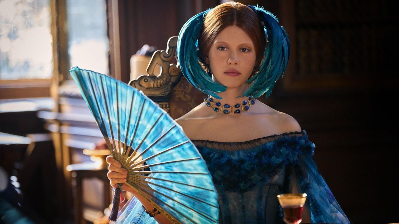 Elizabeth Lavenza (Mia Goth) ist die Einzige, die Victor sofort durchschaut – und dem „Monster“ gegenüber vor allem mit Empathie und Mitgefühl begegnet.