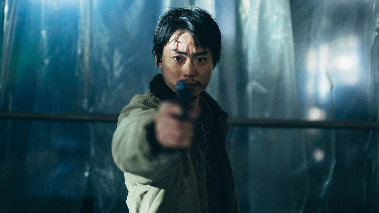 Der Reseller Ryosuke Yoshii (Masaki Suda) greift zur Waffe, als ihm seine kritische Kundschaft auf den Pelz rückt.
