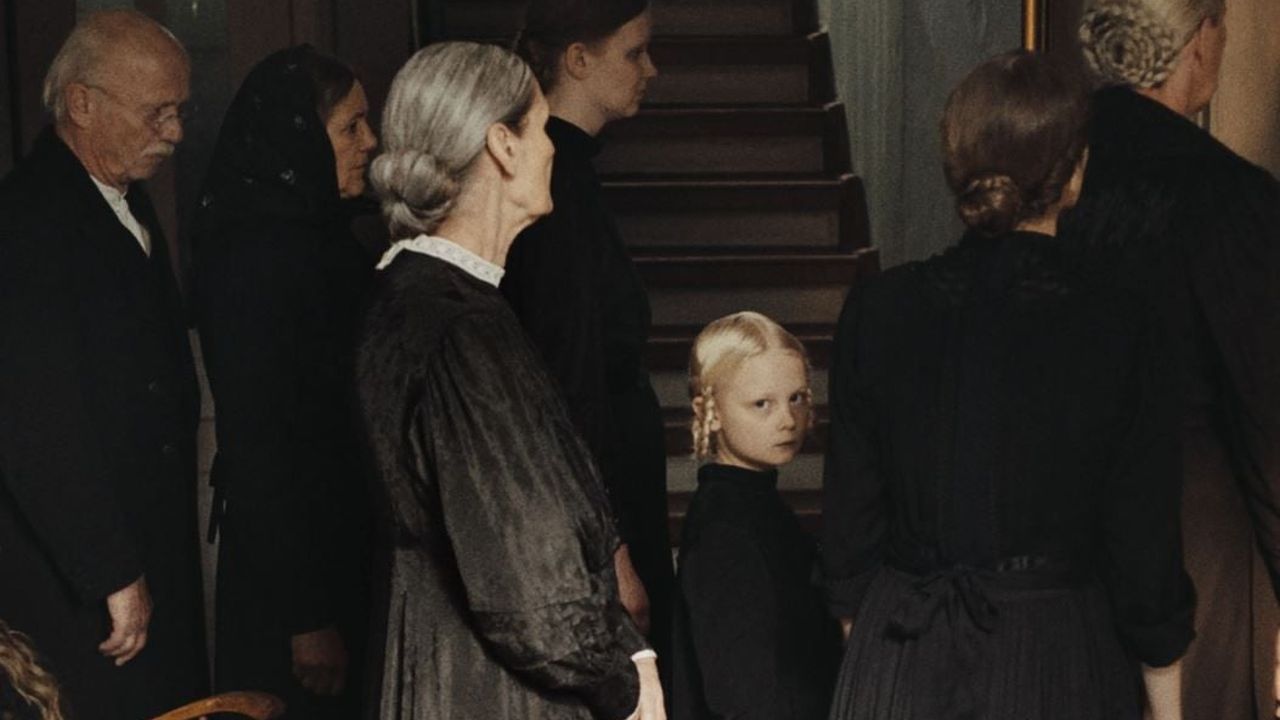 Wen schaut die kleine Alma (Hanna Heckt) da eigentlich gerade an? Immer wieder wird die Vierte Wand allein mit Blicken durchbrochen…