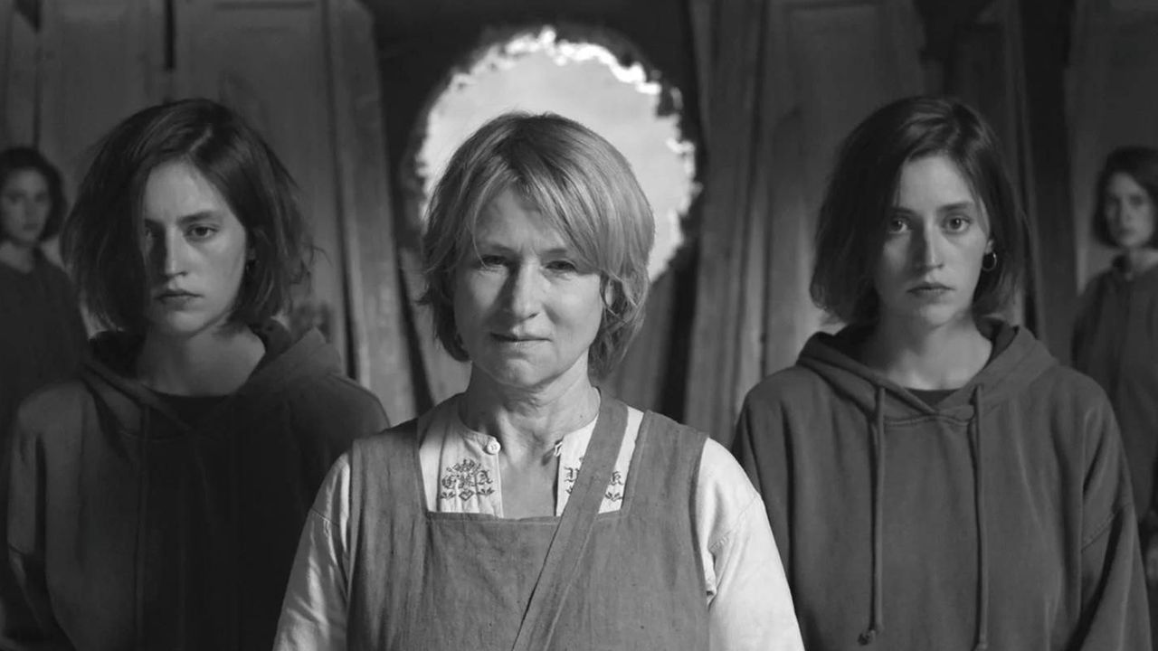 Corinna Harfouch ist der größte Star im Ensemble.