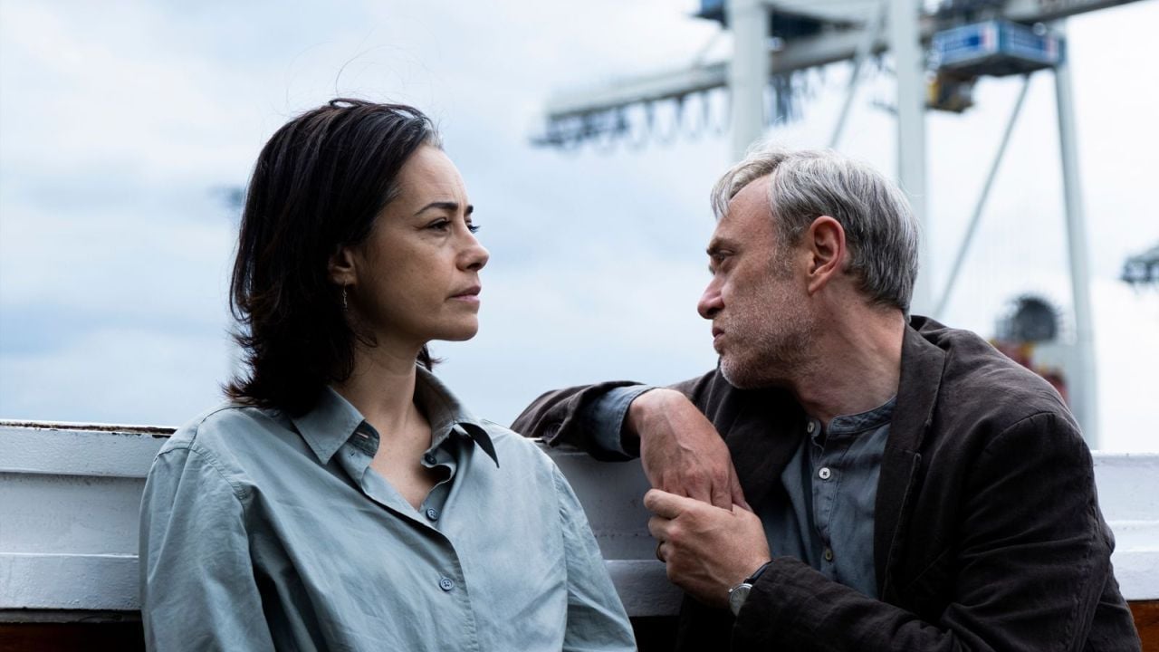 Am Theater haben sie als Autor und Schauspielerin gemeinsam das System kritisiert. Aber nun droht sogar ihre Ehe unter dem stetig wachsenden Druck zu zerbrechen.