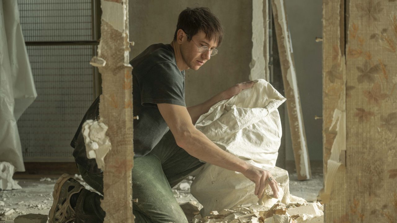 Paul (Bastian Bouillon) schlägt sich mit schlecht bezahlten Gelegenheitsjobs durch, um sein viertes Buch schreiben zu können.