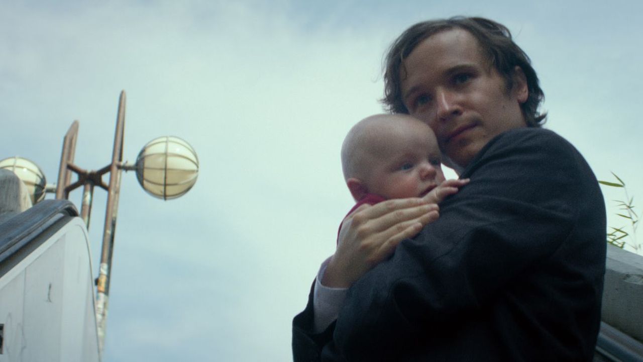 Was hat der klamme Komponist Jean (Anton von Lucke) davon, dass auf seinem Dach womöglich eine Gottheit wohnt?