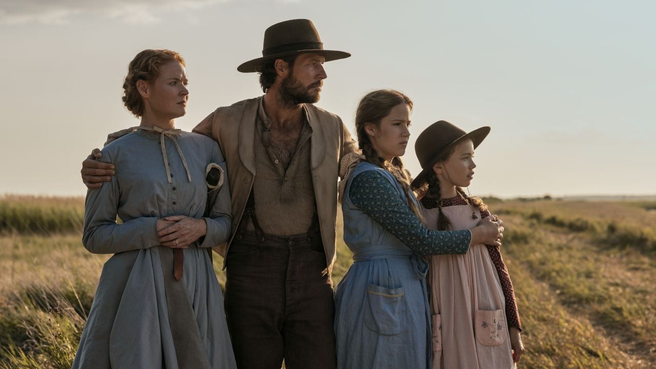 Blicken einer ungewissen Zukunft entgegen: Caroline (Crosby Fitzgerald), Charles (Luke Bracey),  Mary (Skywalker Hughes) und Laura (Alice Halsey)