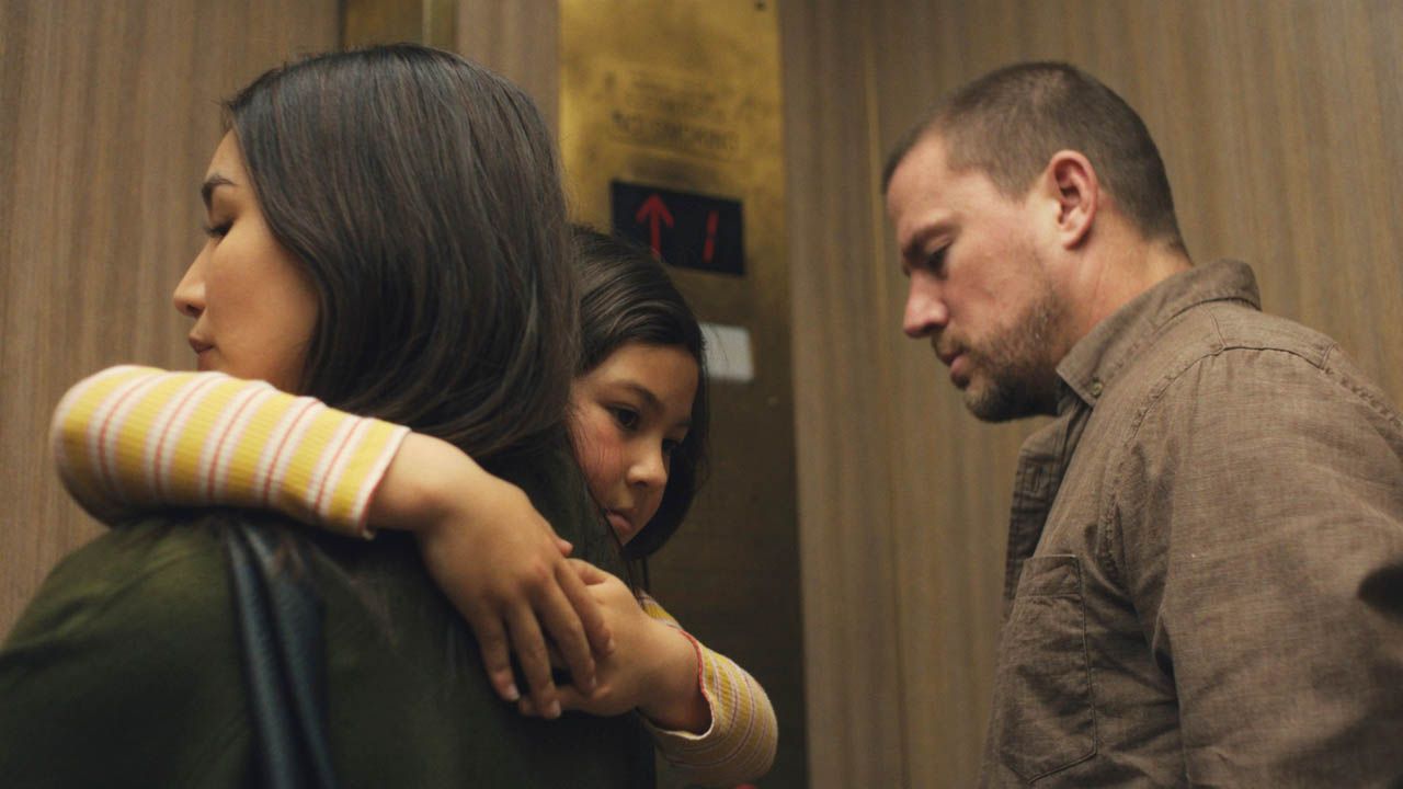 Claire (Gemma Chan) und Damien (Channing Tatum) gehen völlig unterschiedlich mit dem Trauma ihrer Tochter Josephine (Mason Reeves) um.