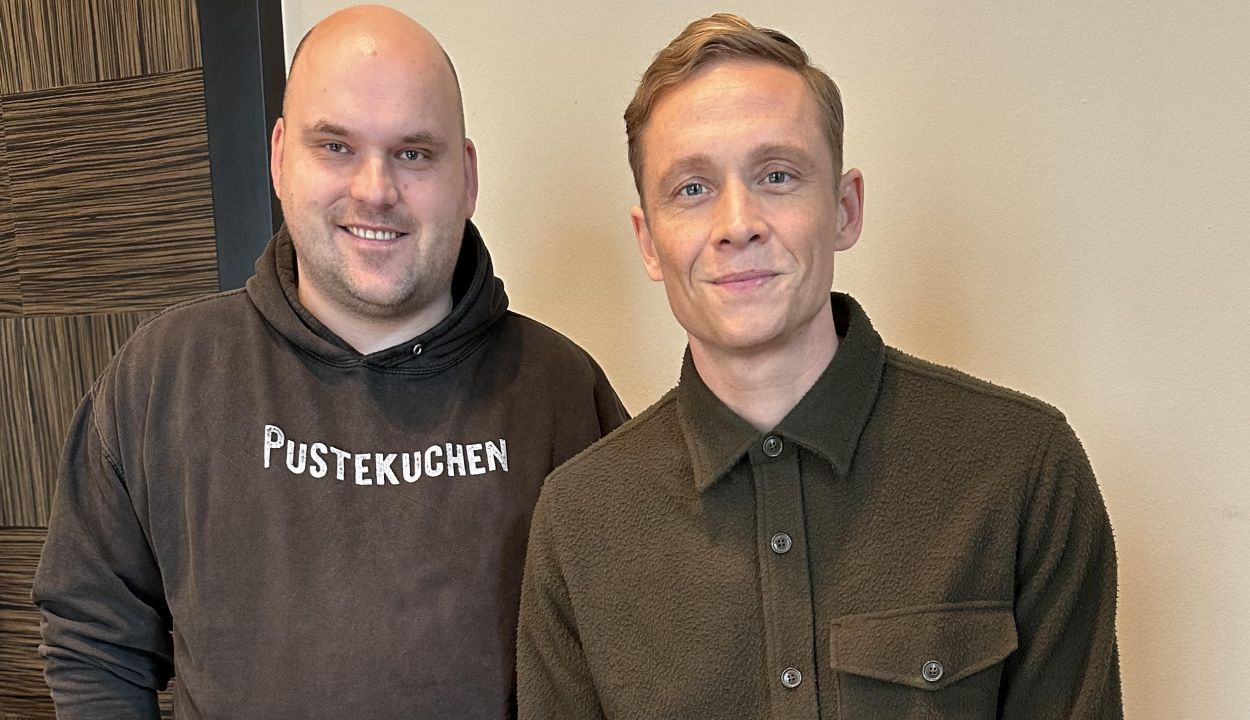 FILMSTARTS-Chefredakteur Christoph Petersen und Matthias Schweighöfer beim Interview in Berlin.