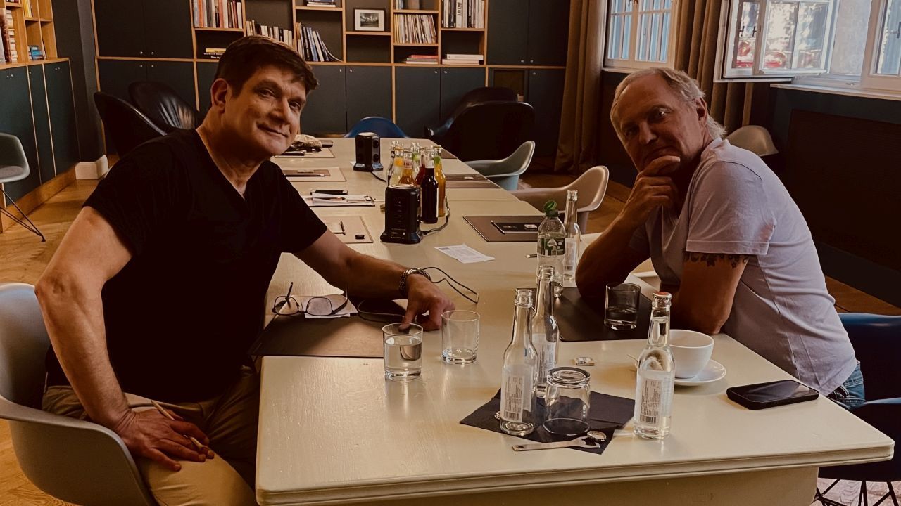 Interviewer Markus Tschiedert und Uwe Ochsenknecht beim FILMSTARTS-Interview in Berlin.