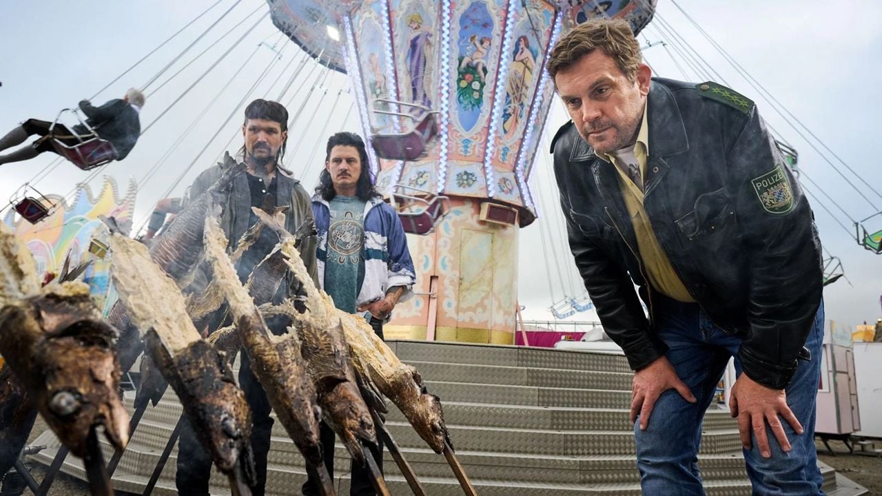 Der Dorfsheriff Franz Eberhofer (Sebastian Bezzel) ermittelt dieses Mal auf einem Rummelplatz.