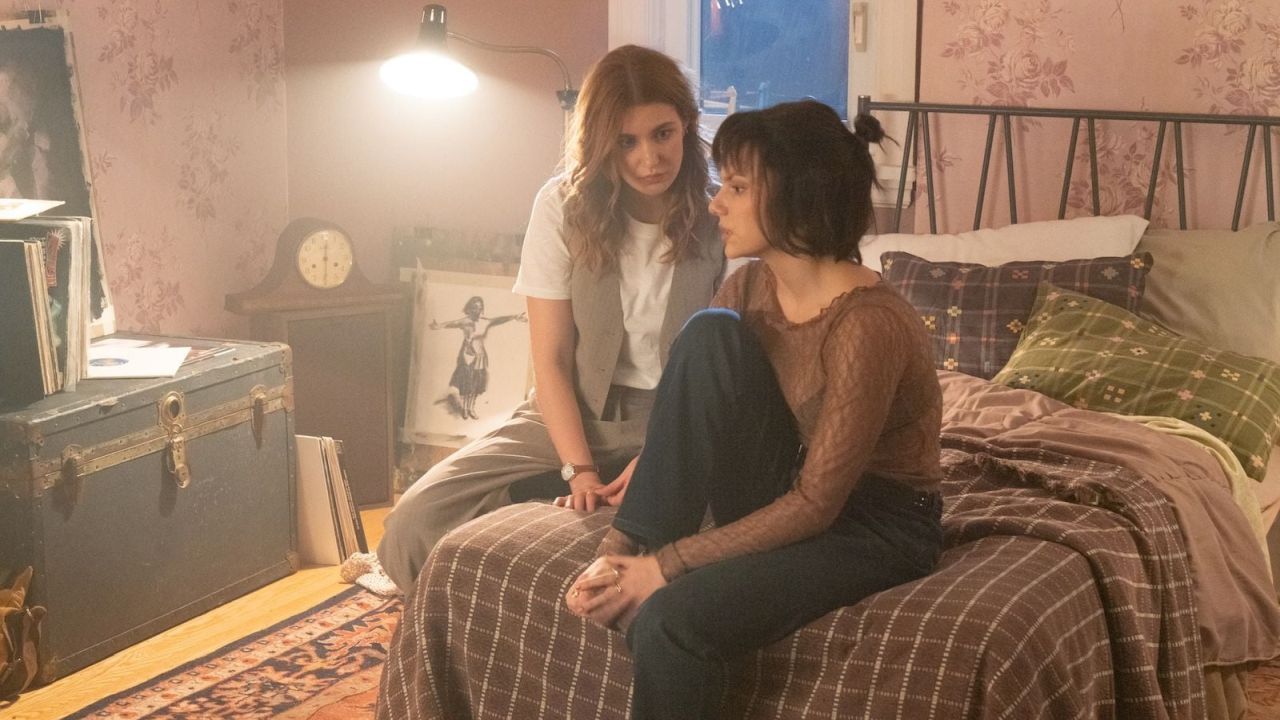 Was die bisherigen Online-Reaktionen auf „Whistle“ angeht, scheinen die Verantwortlichen mit der Besetzung von Dafne Keen und Sophie Nélisse einen Volltreffer gelandet zu haben. 