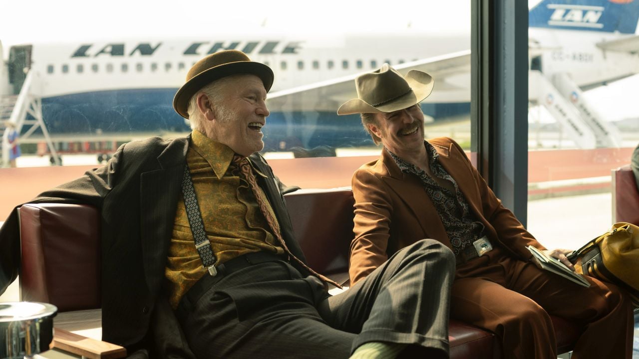 Gleich in der ersten Szene am Flughafen gehen John Malkovich und Sam Rockwell in Sachen staubtrockenem Humor direkt in die Vollen.