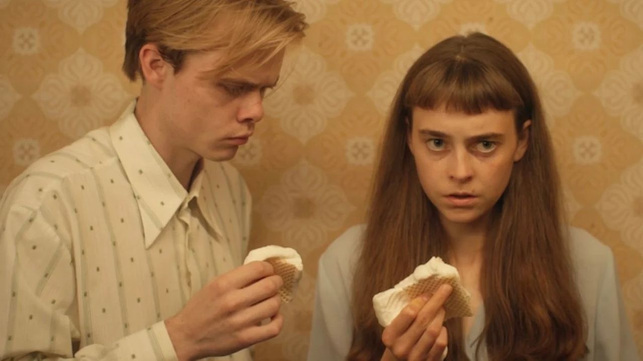 Kea Krassau hat eine faszinierende Präsenz, die sich aber nicht immer gegen die allgemeine Sprödigkeit des Films durchsetzen kann. 