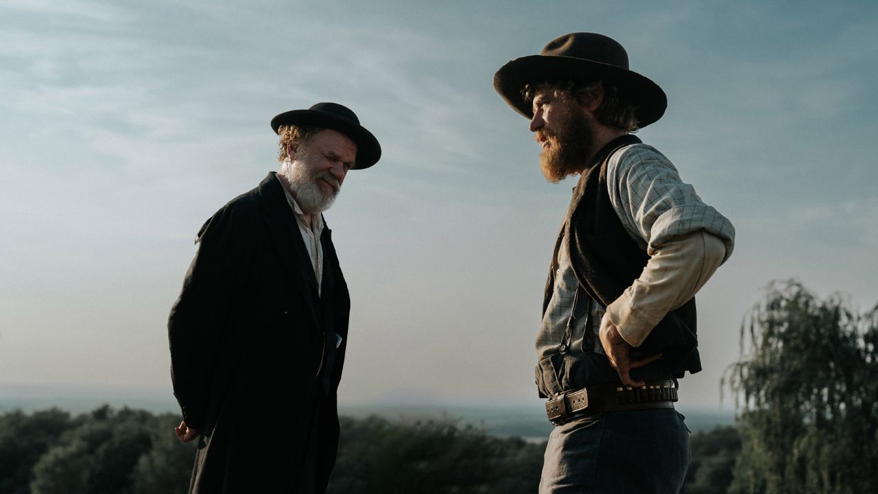 Jacob (Johnny Flynn) und der Doc (John C. Reilly) stehen vor einer schier unlösbaren Aufgabe.