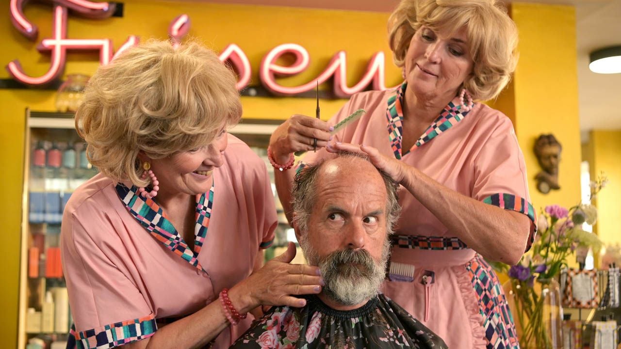 Carl lässt sich auf einen neuen Look ein.