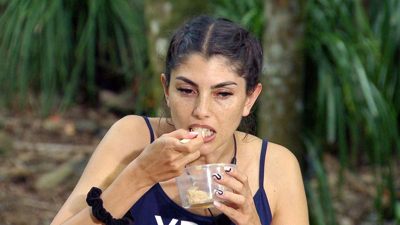 Im Dschungel musste Yeliz auch mal in die Essensprüfung.