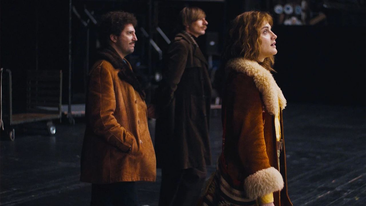 Vera zeigt Keith und dessen Freund Manfred (Alexander Scheer) die Konzert-Location, doch der ist erst einmal wenig beeindruckt.