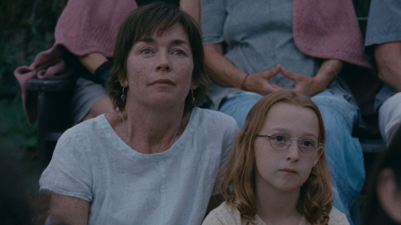 Janet (Julianne Nicholson) tut alles, um ihre Tochter auf den nächsten Lebensabschnitt vorzubereiten. 