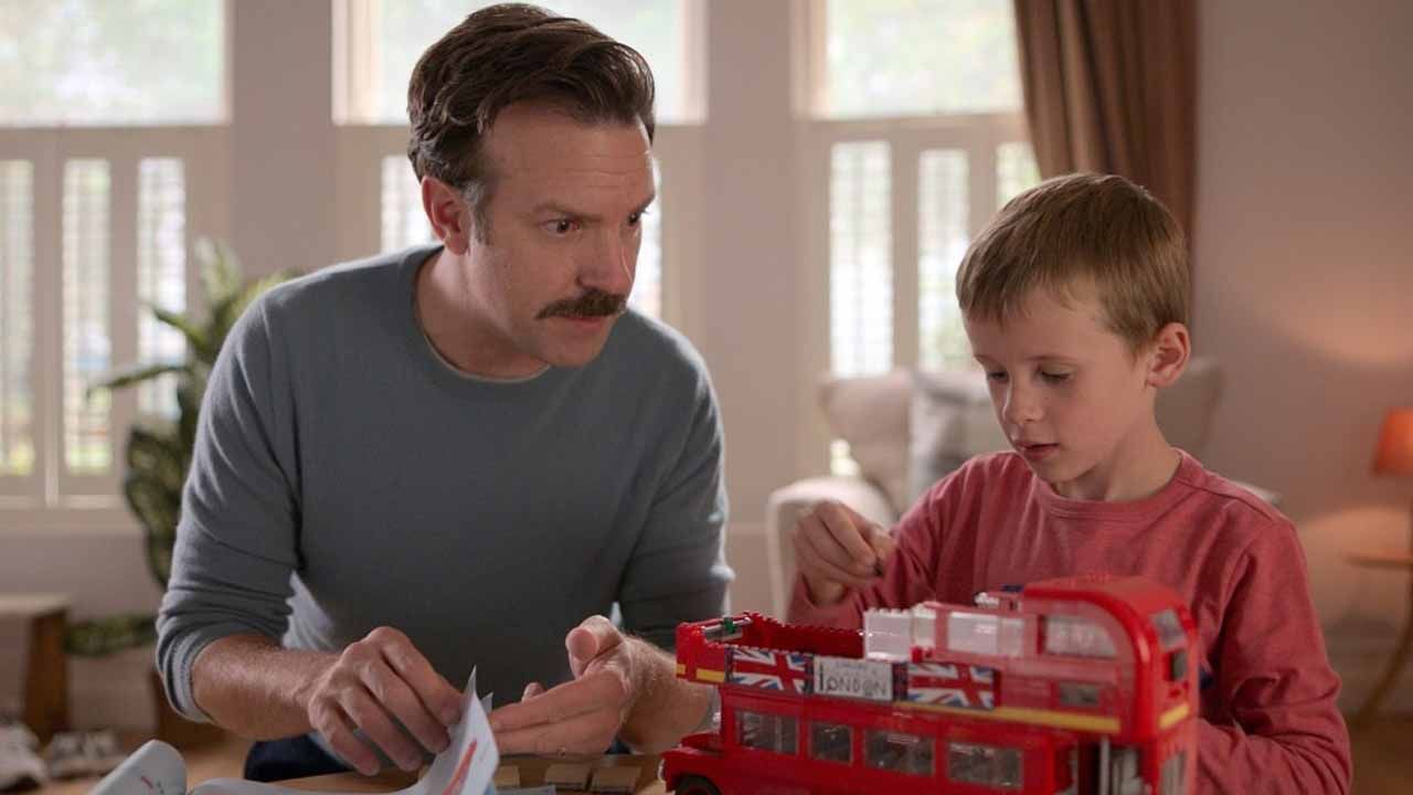 Ted Lasso (Jason Sudeikis) und sein Sohn Henry (Gus Turner)